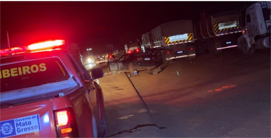 Bombeiros socorrem família após colisão entre carro e caminhão na BR-070