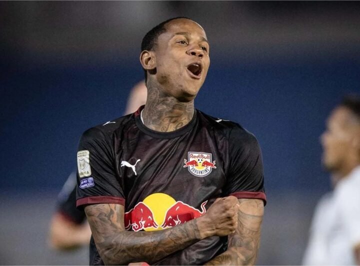Bragantino bate Chapecoense com dois de Wallace Yan pelo Brasileirão