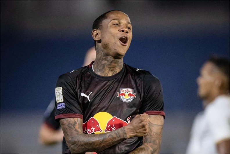 Bragantino bate Chapecoense com dois de Wallace Yan pelo Brasileirão