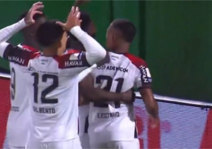 Athletico-PR goleia Chapecoense e assume 3º lugar do Brasileirão