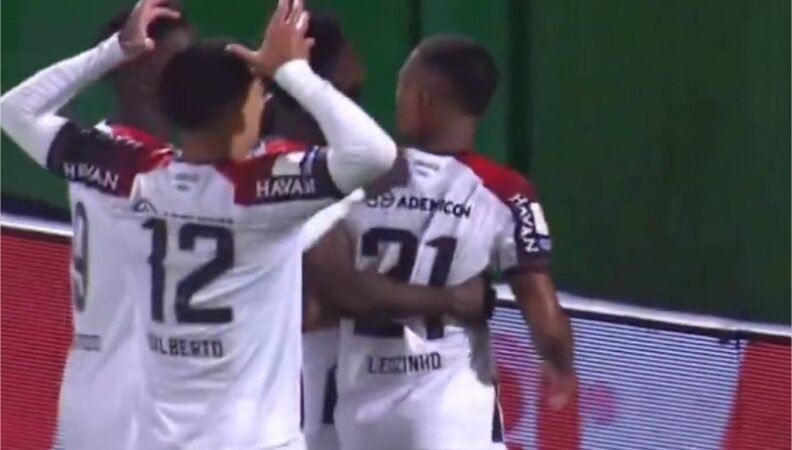 Athletico-PR goleia Chapecoense e assume 3º lugar do Brasileirão