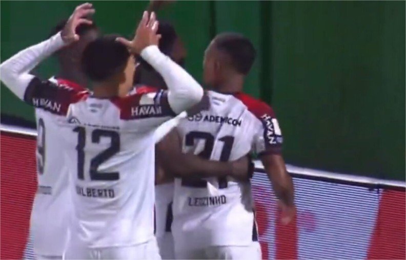 Athletico-PR goleia Chapecoense e assume 3º lugar do Brasileirão