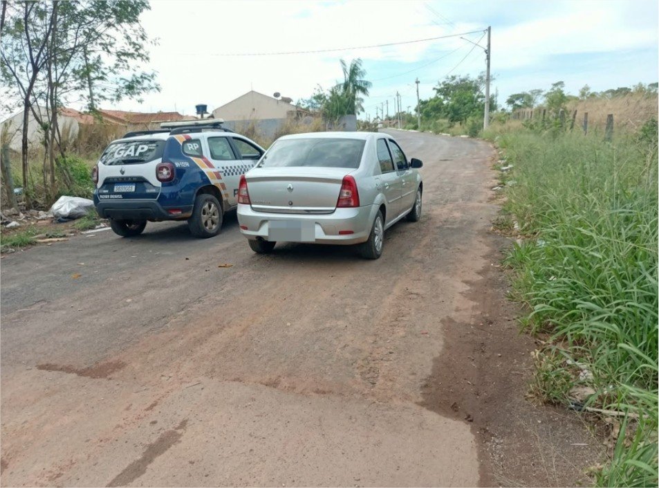 Polícia Militar recupera carro roubado e conduz cinco suspeitos em Cuiabá