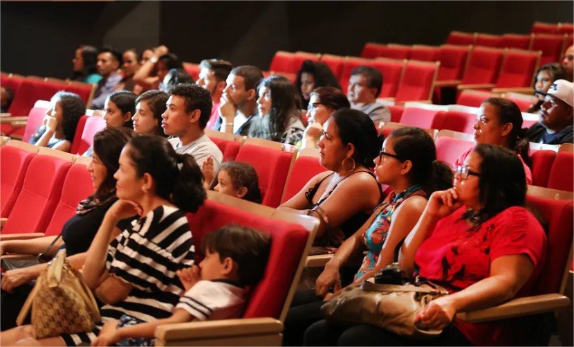 Lei aprovada pela ALMT garante sessões de cinema adaptadas para crianças com autismo