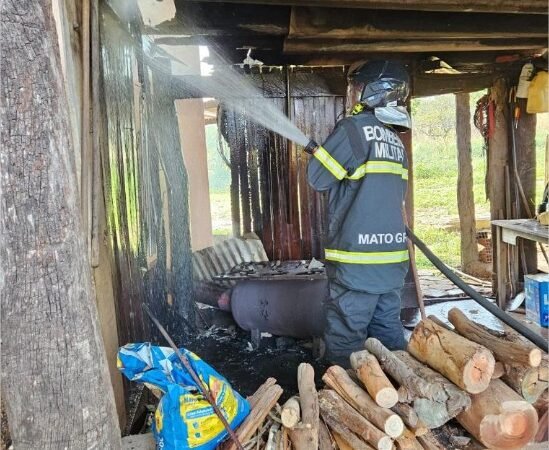 Bombeiros combatem incêndio em edificação de madeira em Água Boa