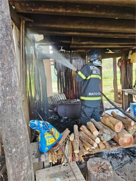 Bombeiros combatem incêndio em edificação de madeira em Água Boa