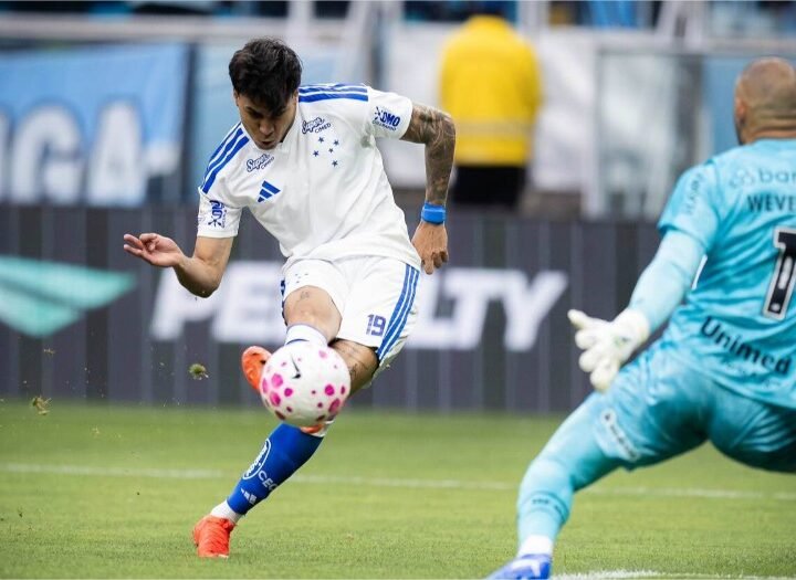 Fora de casa, Cruzeiro vence Grêmio de virada com três de Kaio Jorge