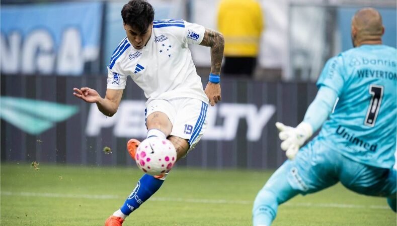 Fora de casa, Cruzeiro vence Grêmio de virada com três de Kaio Jorge
