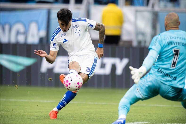 Fora de casa, Cruzeiro vence Grêmio de virada com três de Kaio Jorge