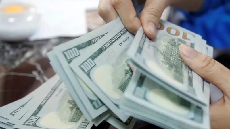 Dólar sobe 0,74% e volta a fechar acima de R$ 5
