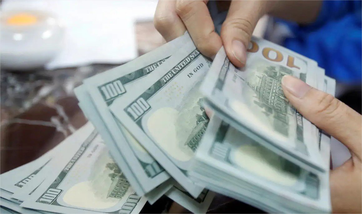 Dólar sobe 0,74% e volta a fechar acima de R$ 5