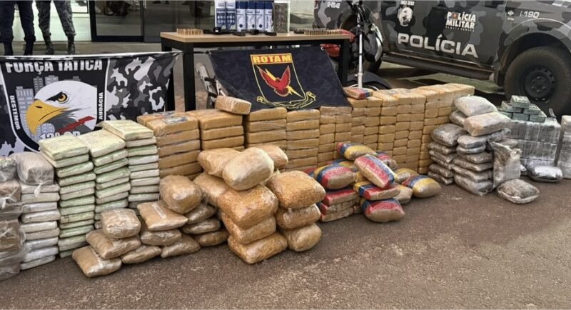 Polícia encontra ‘casas-cofre’ com 385 tabletes de drogas, armas e motos ligadas a homicídios em MT