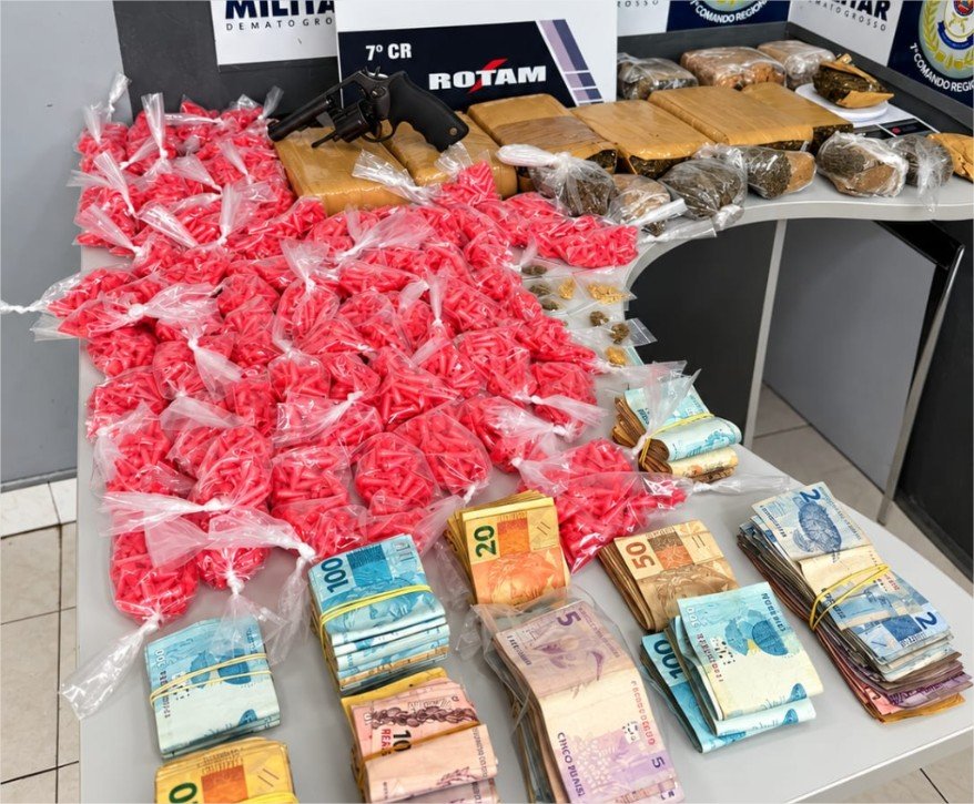 Rotam conduz dupla e apreende drogas, arma de fogo e R$ 28,8 mil em dinheiro em Cuiabá