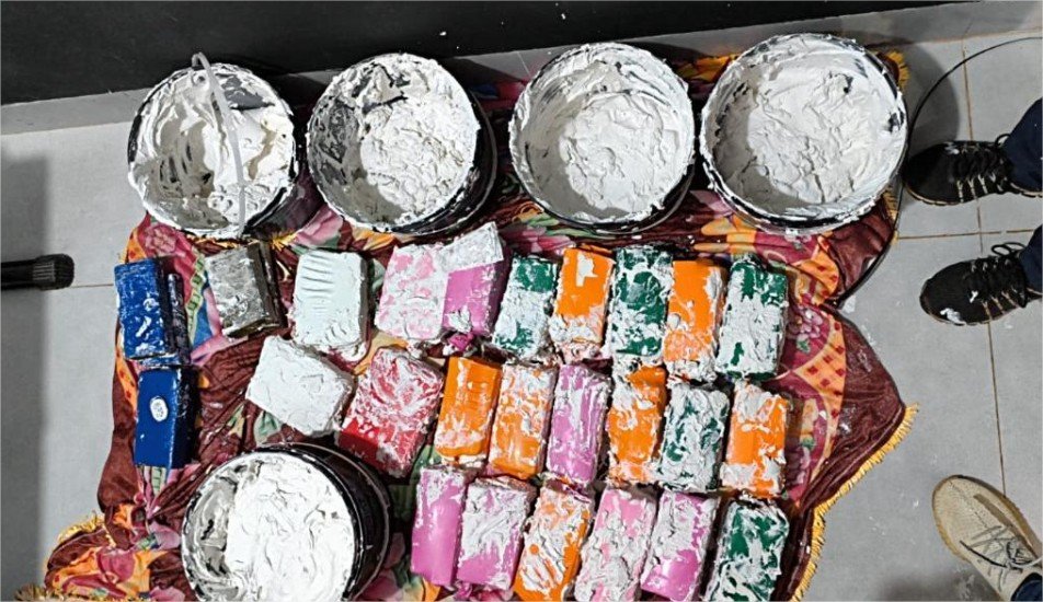 Polícia Civil prende casal e apreende 44 tabletes de drogas escondidas em baldes de argamassa