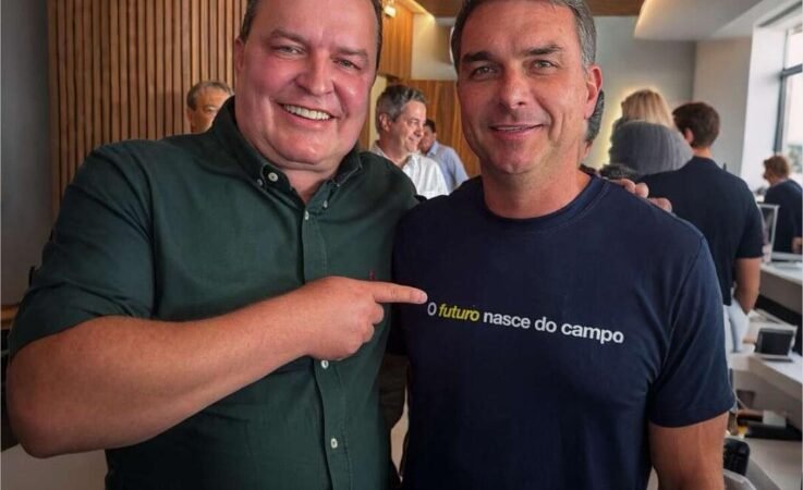 Max Russi lidera coletiva de imprensa em apoio a Flávio Bolsonaro