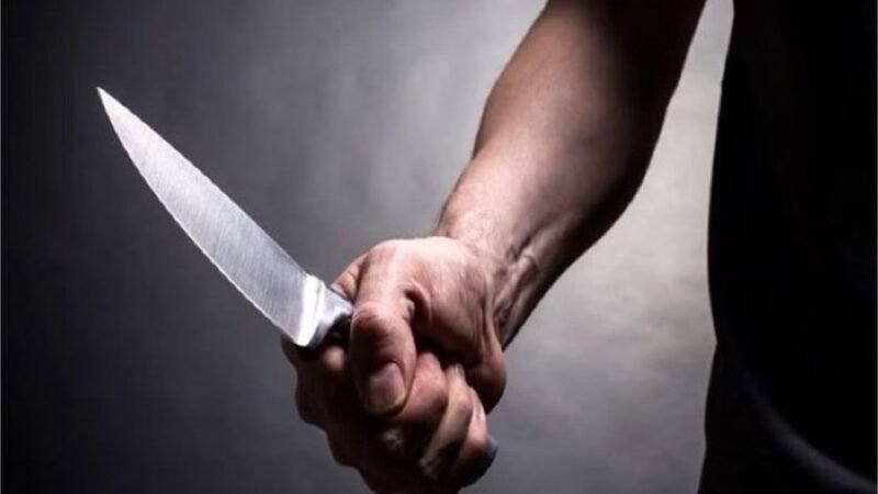 Homem é preso após esfaquear outro no pescoço durante bebedeira em casa