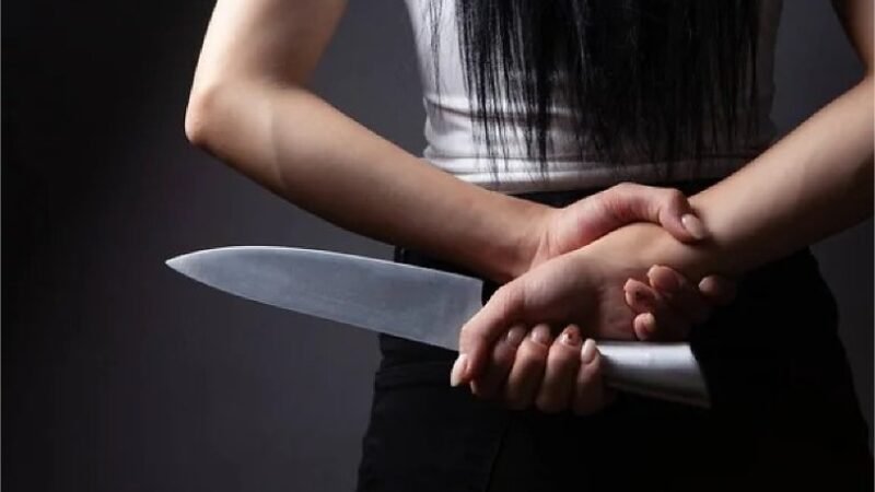 Mulher reage e persegue namorado agressor pela armada com duas facas