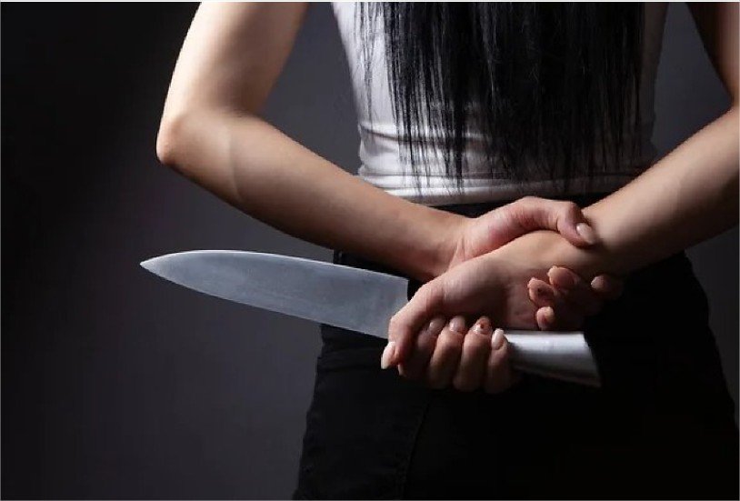 Mulher reage e persegue namorado agressor pela armada com duas facas