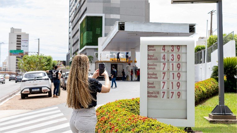 Procon fiscaliza preços de combustíveis em 52 postos de Cuiabá