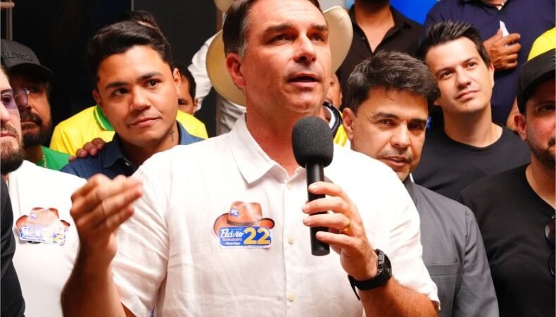Governo Trump dará visto a Flávio Bolsonaro após fuga do Brasil