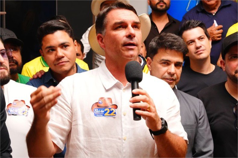 Governo Trump dará visto a Flávio Bolsonaro após fuga do Brasil