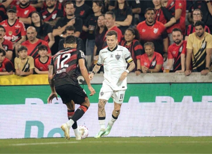 Lyanco de vilão a herói no 2 a 2 do Galo com o Furacão no PR