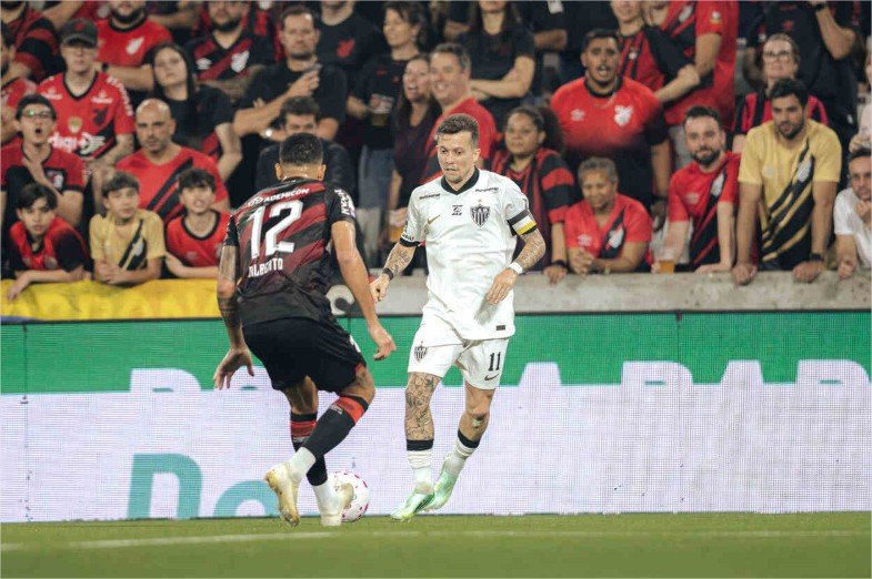 Lyanco de vilão a herói no 2 a 2 do Galo com o Furacão no PR