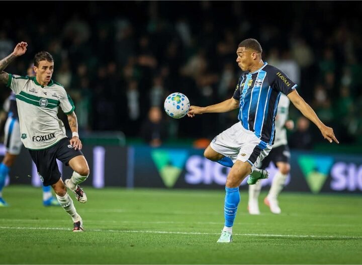 Com gol no fim, Grêmio bate Coritiba e vence a primeira como visitante