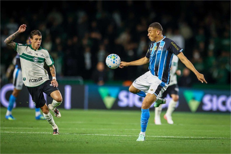 Com gol no fim, Grêmio bate Coritiba e vence a primeira como visitante