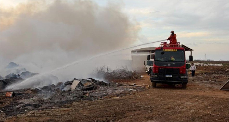 Corpo de Bombeiros extingue dois incêndios em Campo Verde