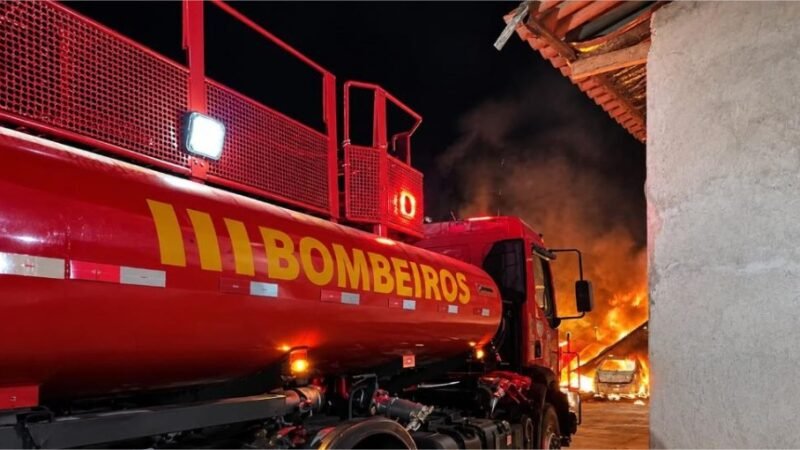 Bombeiros extinguem incêndio em três veículos em Guarantã do Norte