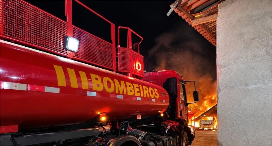 Bombeiros extinguem incêndio em três veículos em Guarantã do Norte