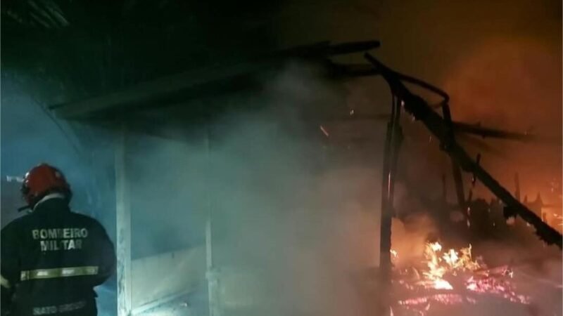 Corpo de Bombeiros extingue incêndio em uma residência em Colniza