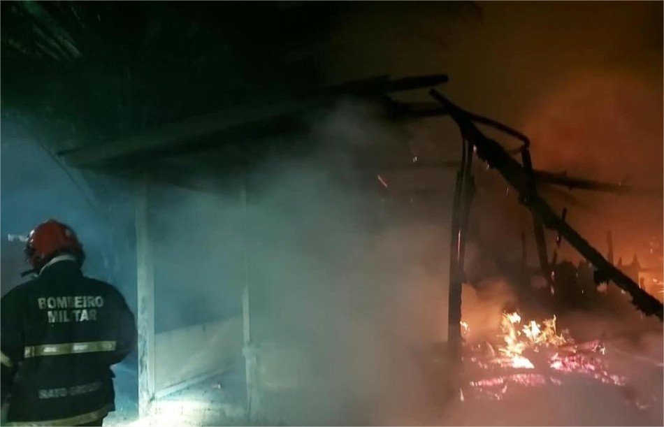 Corpo de Bombeiros extingue incêndio em uma residência em Colniza