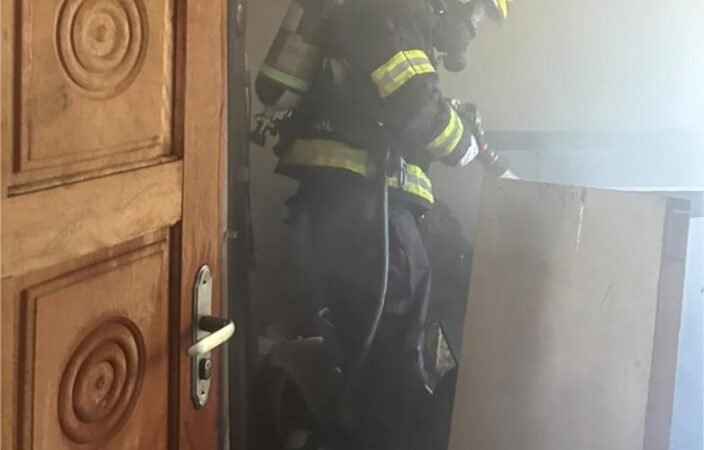 Corpo de Bombeiros combate incêndio em uma residência em Paranatinga