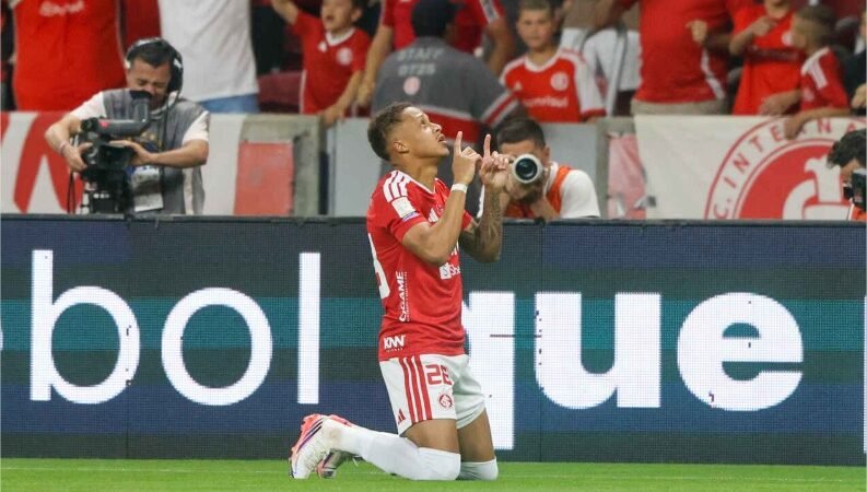Internacional vence duelo direto e deixa Corinthians à beira do Z4