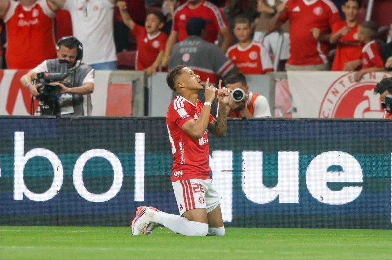 Internacional vence duelo direto e deixa Corinthians à beira do Z4