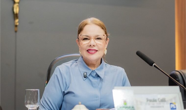 Paula Calil parabeniza agentes de saúde por conquista da aposentadoria especial