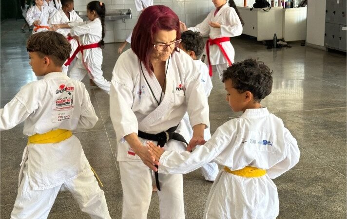 Acaks realiza curso técnico de Karatê com a sensei Vilda