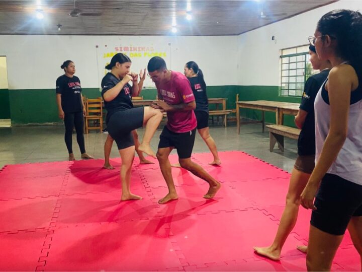 Programa Lutadoras leva aulas gratuitas de Muay Thai e defesa pessoal ao CRAS CPA