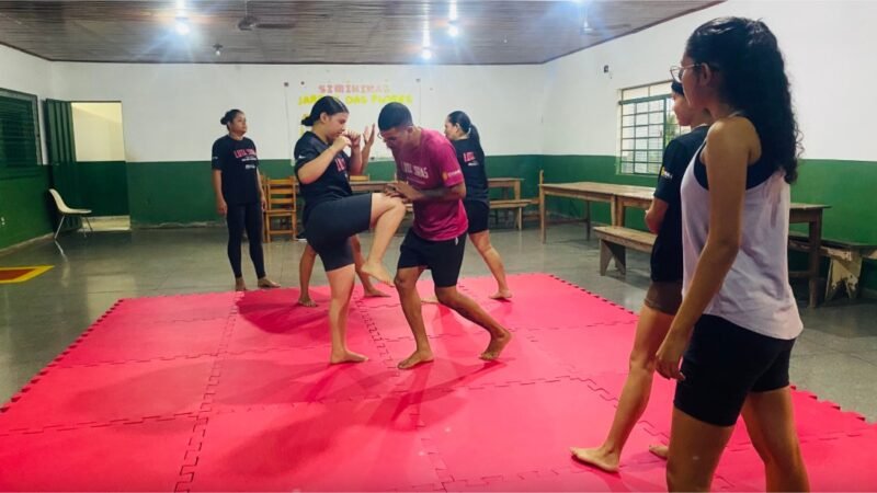 Programa Lutadoras leva aulas gratuitas de Muay Thai e defesa pessoal ao CRAS CPA