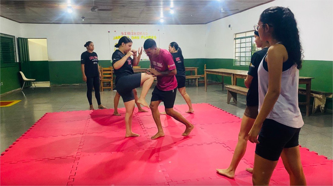Programa Lutadoras leva aulas gratuitas de Muay Thai e defesa pessoal ao CRAS CPA