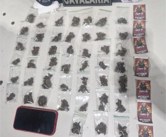 Cavalaria da PM apreende adolescente com diversas porções de maconha após perseguição policial