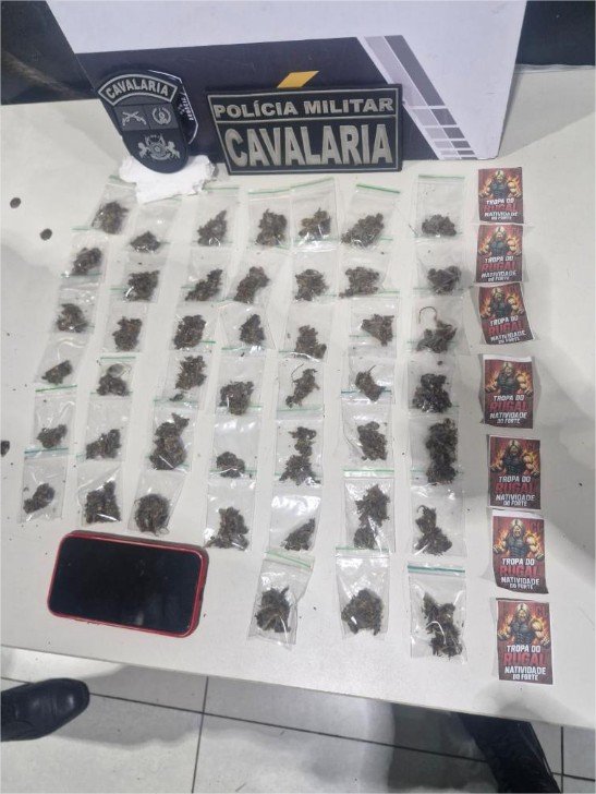 Cavalaria da PM apreende adolescente com diversas porções de maconha após perseguição policial