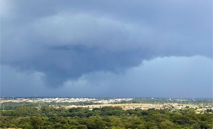 Chuva na madrugada deixa céu fechado e ameniza calorão em Cuiabá nesta quinta