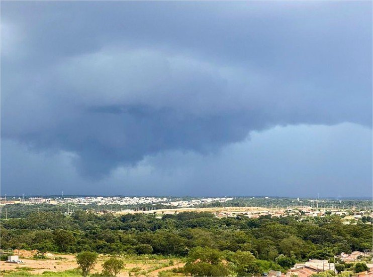 Chuva na madrugada deixa céu fechado e ameniza calorão em Cuiabá nesta quinta