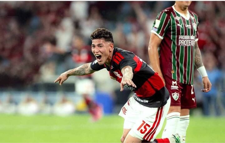 Flamengo vence Fluminense e segue na liderança do Brasileirão