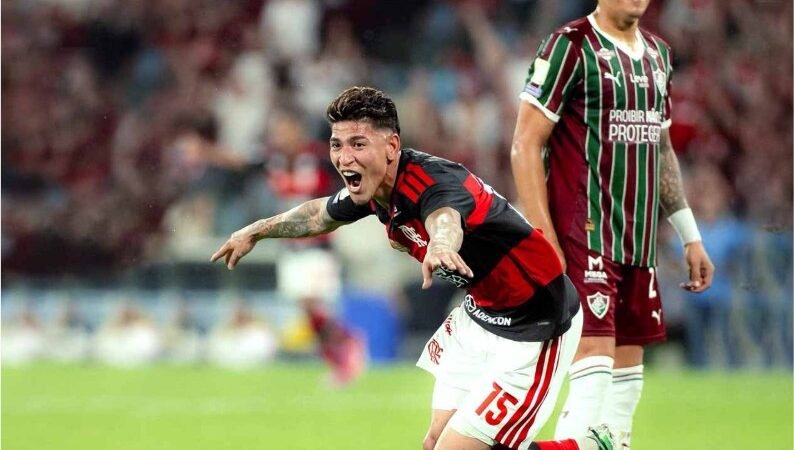 Flamengo vence Fluminense e segue na liderança do Brasileirão