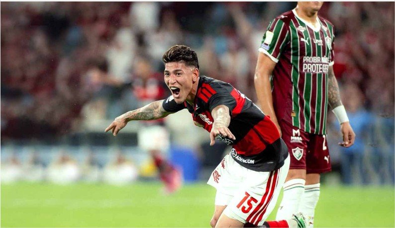 Flamengo vence Fluminense e segue na liderança do Brasileirão