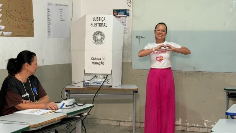 Natasha Slhessarenko vota em Cuiabá acompanhada da mãe, Serys, e fala em ‘coroação da democracia’
